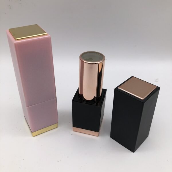 The magnetic lipstick tube can be customized.